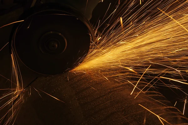 Metalen zagen. Hete vonken bij het slijpen van staalmateriaal. — Stockfoto