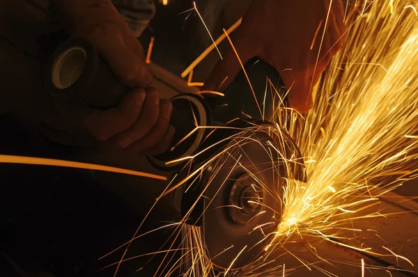 Metallsägen. Heiße Funken beim Schleifen von Stahlwerkstoffen. — Stockfoto