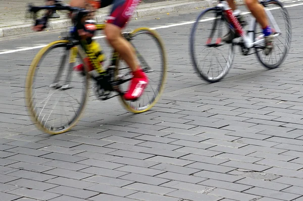 Περίληψη των αναβατών ένα ποδήλατο στο δρόμο "θόλωμα κίνησης" — Φωτογραφία Αρχείου