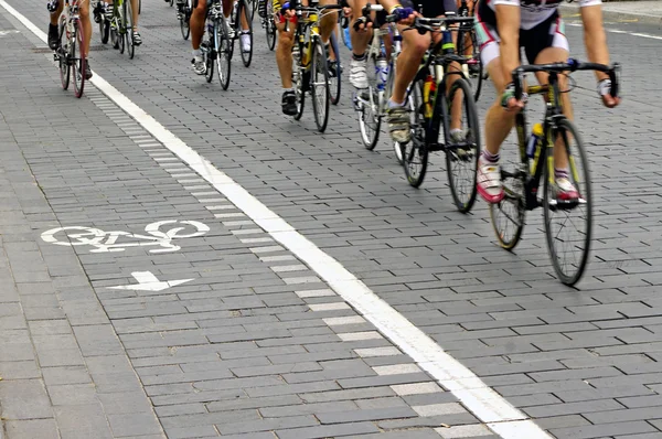 Baike coureurs dans la rue — Photo