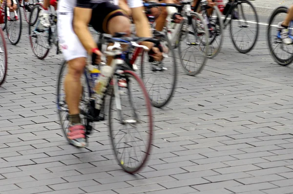 การเคลื่อนไหวเบลอของนักขี่จักรยานบนถนน — ภาพถ่ายสต็อก