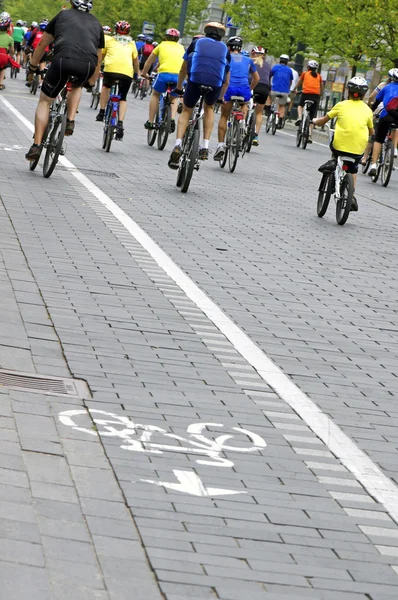 Grupo de ciclistas en carrera — Foto de Stock