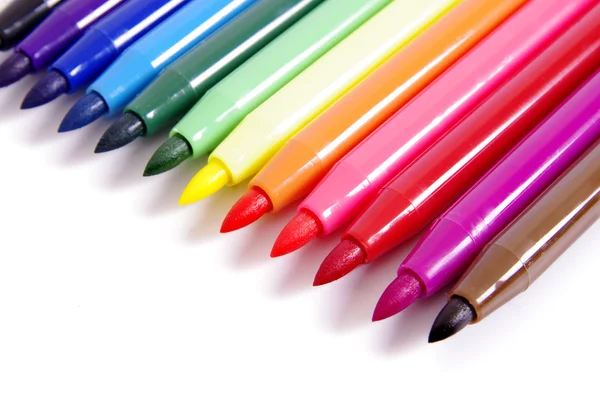 Veelkleurige voelde tip pennen op witte achtergrond — Stockfoto