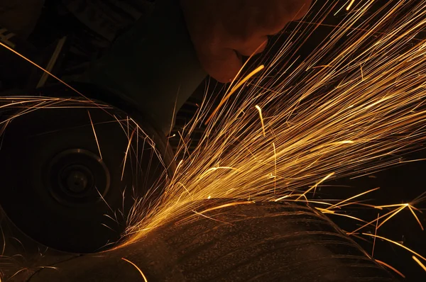 Metalen zagen. Hete vonken bij het slijpen van staalmateriaal. Stockfoto