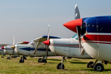 Cessna 152s bağladı ve özel Havaalanı'nda Park