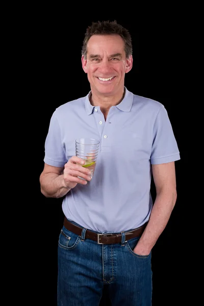 Szczęśliwy człowiek uśmiechając opiekania przy drinku — Zdjęcie stockowe