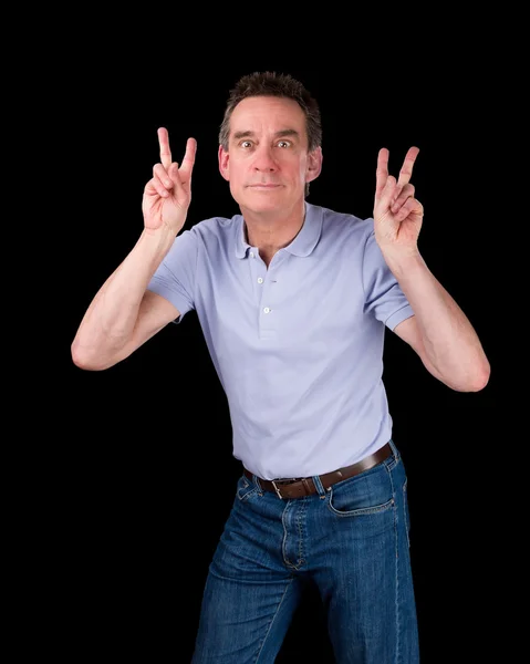 Άνθρωπος τράβηγμα πρόσωπο κάνοντας δύο δάχτυλο σημάδι — Φωτογραφία Αρχείου