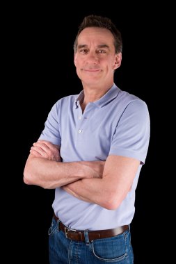 mutlu bir adam silah katlanmış gülümseyen portresi