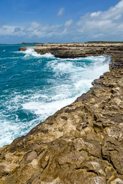 Rotsachtige kalksteen kustlijn Duivelsbrug — Stockfoto