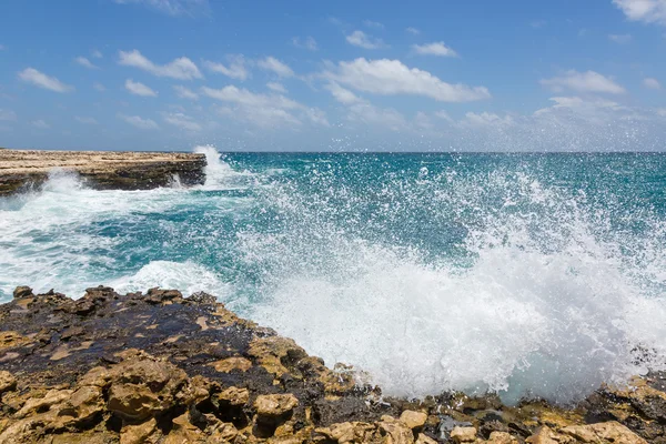 Golven op de rotsen bij Devil's Bridge Antigua — Stockfoto