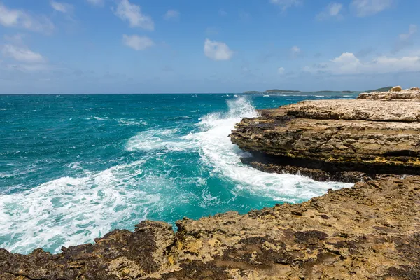 Ponte del Diavolo Antigua Onde che si infrangono sulla costa — Foto Stock