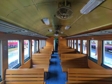 Tayland Vintage Train 'de koltuklar. Hua Lamphong İstasyonu 'ndaki Retro Cabin Car' ın içinde veya Bangkok Merkez Tren İstasyonu 'nda. Bangkok, Tayland. 5 Mart 2022