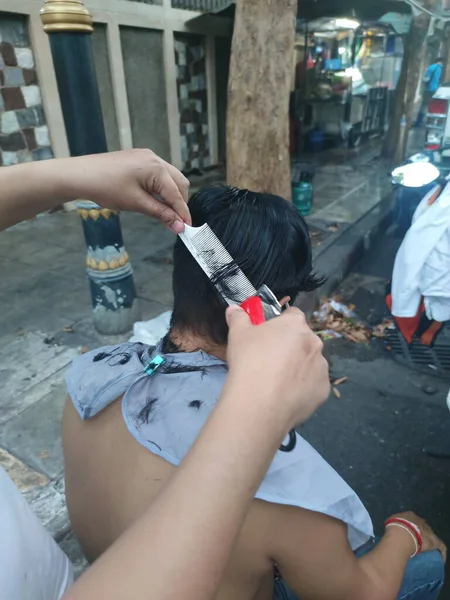 Bangkok Tailândia Janeiro 2022 Street Barber Haircuting Homem Usando Hair — Fotografia de Stock