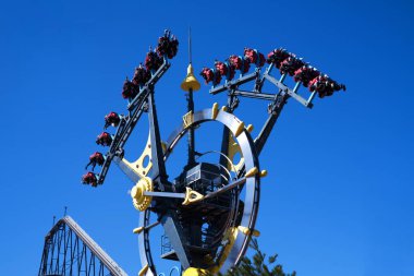 Fuji-Q Highland temiz gökyüzüne ve Fuji Dağı manzarasına karşı. Covid-19 salgınından hemen önce. Fuji, Japonya. 25 Şubat. 2020