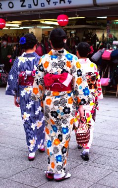 Tokyo, Japonya 'daki Asakusa Tapınağı' nda kimono giyen çekici Japon kız. 25 Şubat. 2021.