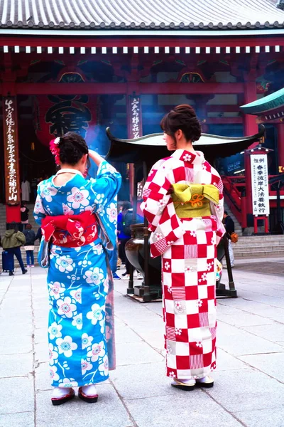 Menina Japonesa Atraente Vestindo Quimono Templo Asakusa Tóquio Japão Fevereiro — Fotografia de Stock
