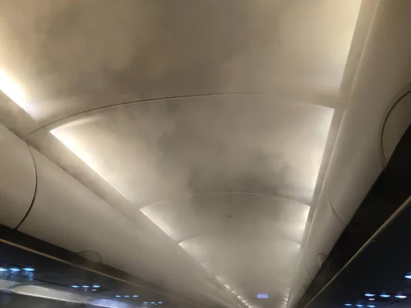 Οροφή Του Θαλάμου Του Αεροσκάφους Πινακίδα Εξόδου Ψεκάστε Για Απολυμαντικό — Φωτογραφία Αρχείου