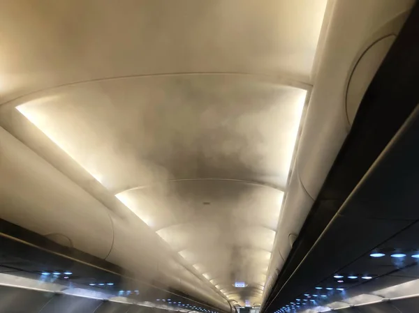 Het Plafond Van Cabine Met Uitgangsteken Spray Voor Desinfecterend Middel — Stockfoto
