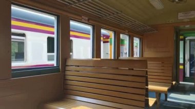 Tayland Vintage 3. Sınıf Treninde koltuklar. Hua Lamphong İstasyonu veya Bangkok Tren İstasyonu 'ndaki Retro Cabin Car' ın içinde. Bangkok, Tayland. 5 Mart 2022
