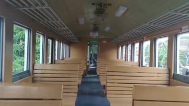 Tayland Vintage 3. Sınıf Treninde koltuklar. Hua Lamphong İstasyonu veya Bangkok Tren İstasyonu 'ndaki Retro Cabin Car' ın içinde. Bangkok, Tayland. 5 Mart 2022