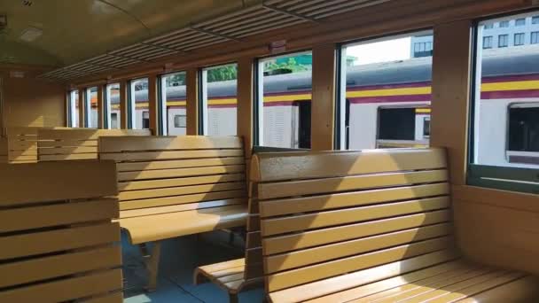 ヴィンテージ3等列車の座席 ホアヒン ランポン駅またはバンコク駅のレトロ キャビン カー内 タイのバンコク 2022年3月5日 — ストック動画
