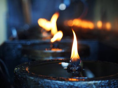 Mumları kapatın. Sarı ışık ve mum alevi uyarın. Yağda mumların yansıması olsun..