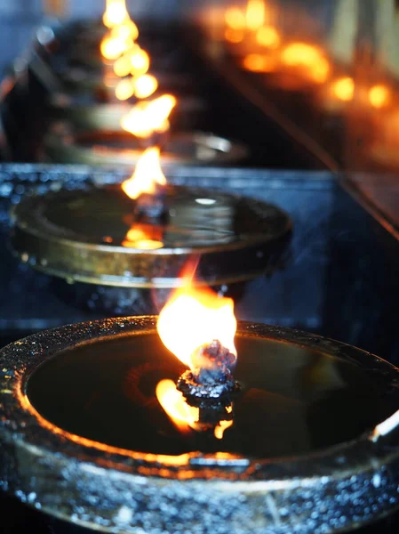 Close Velas Avisar Iluminação Amarela Chama Vela Fogo Com Velas — Fotografia de Stock