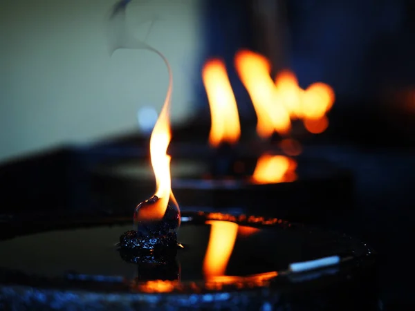 Close Velas Avisar Iluminação Amarela Chama Vela Fogo Com Velas — Fotografia de Stock