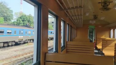Tayland Vintage 3. Sınıf Treninde koltuklar. Hua Lamphong İstasyonu veya Bangkok Tren İstasyonu 'ndaki Retro Cabin Car' ın içinde. Bangkok, Tayland. 5 Mart 2022