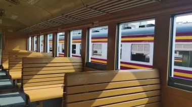 Tayland Vintage 3. Sınıf Treninde koltuklar. Hua Lamphong İstasyonu veya Bangkok Tren İstasyonu 'ndaki Retro Cabin Car' ın içinde. Bangkok, Tayland. 5 Mart 2022