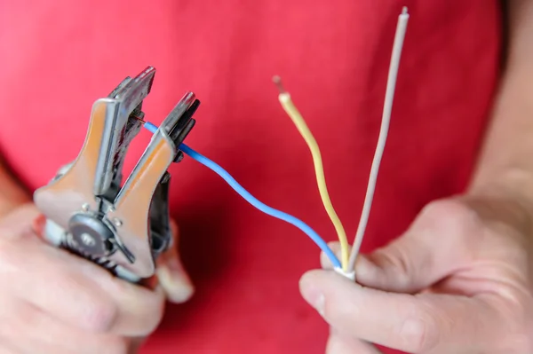 Wire stripping — Stock Photo, Image