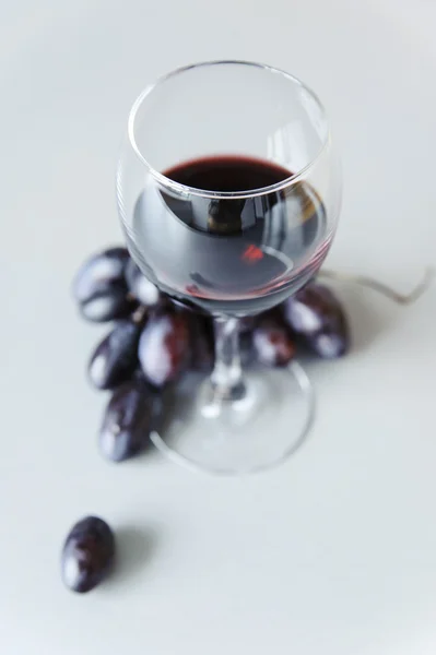 Uve e un bicchiere di vino bianco — Foto Stock