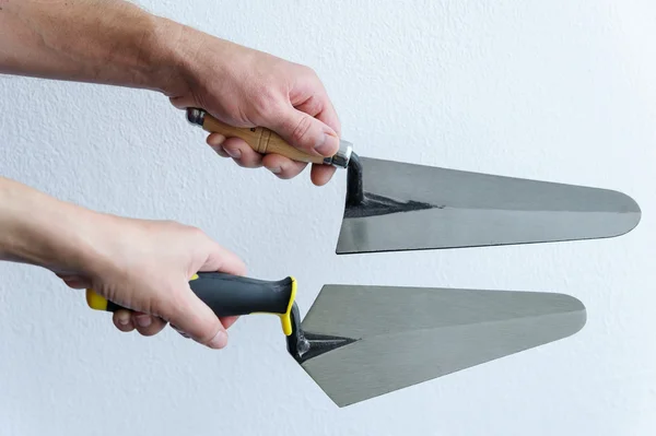 Twee handen met trowels — Stockfoto