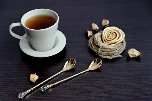 Fincan çay ve şık iki çay kaşığı — Stok fotoğraf