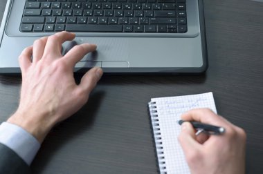 bazı bilgisayar iş işadamı elleri çalışmak