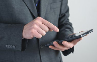 Bir Tablet Kullanan İşadamı