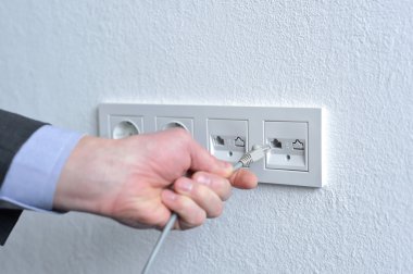 insanlar el ile ağ kablosu