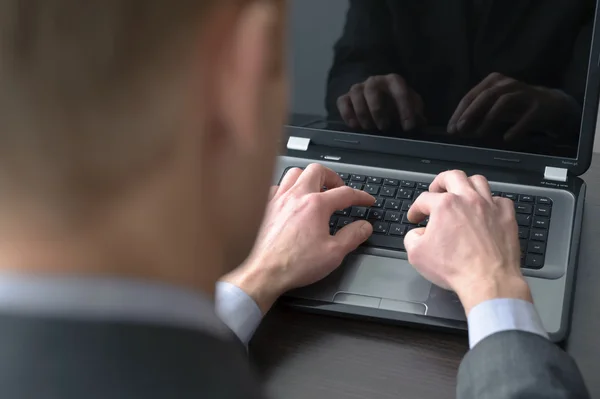 Zakenman handen op laptop toetsenbord — Stockfoto