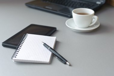 dizüstü bilgisayar, tablet ve çay