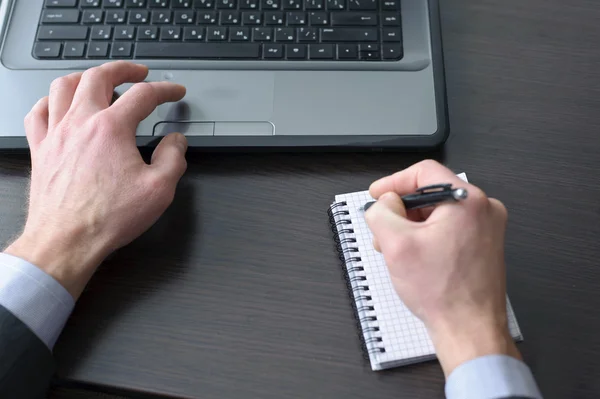 Zakenman handen doen sommige computer werken — Stockfoto