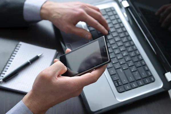 Zakenman handen doen sommige computer werken — Stockfoto