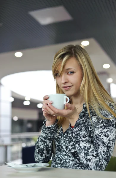 Jonge mooie vrouw met een kopje cappuccino — Stockfoto
