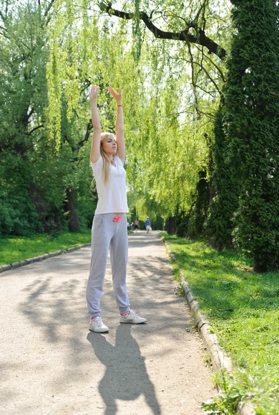 Mooi meisje strekt zich uit het lichaam — Stockfoto