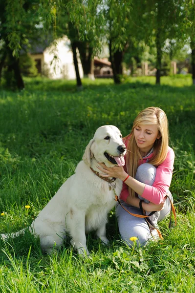 Hermosa chica y perro —  Fotos de Stock