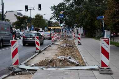 Varşova, Poland- 09.19.2022 Yoğun bir yolda asma onarımı. Tamir alanı işaretlerle çevrili..
