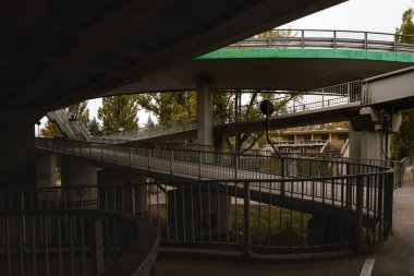 Yaya ve bisiklet yolları kavşağın köprüsünün altında..