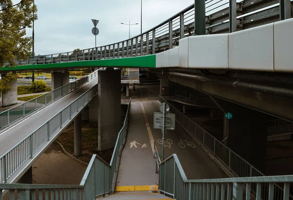 Yaya Bisiklet Yolları Kavşağın Köprüsünün Altında — Stok fotoğraf