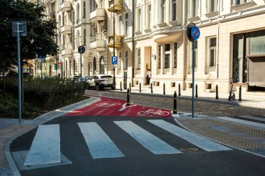 Yoldan karşıya bisikletle geçen yayalar..