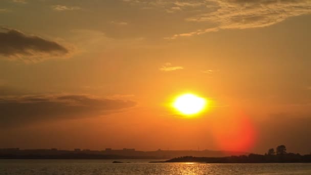 Coucher de soleil au bord de la rivière — Video