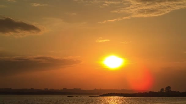 Pôr do sol à beira do rio — Vídeo de Stock